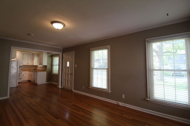 Building Photo - 2 Bedroom 1 Bath Home in Roeland Park