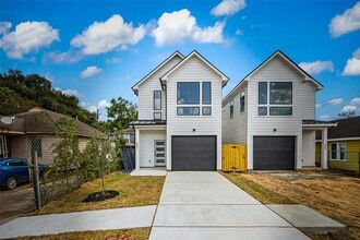 Building Photo - 443 Hahlo St