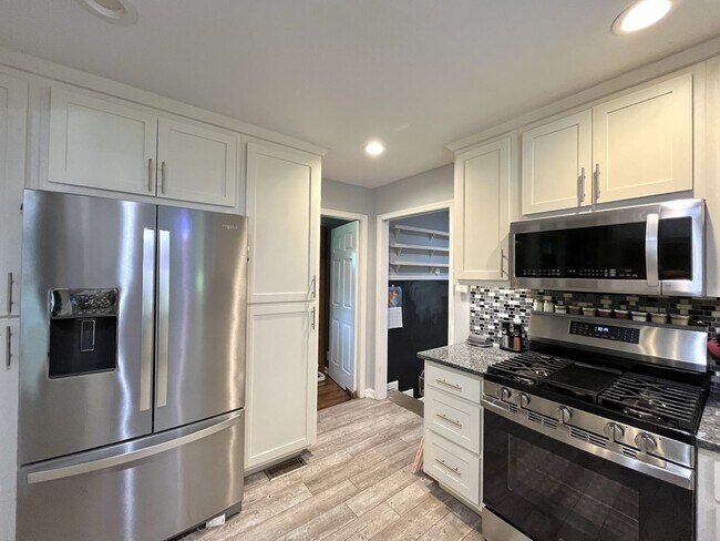 Foto del edificio - ONE-OF-A-KIND RENTAL ON 16 ACRES | UPDATED...