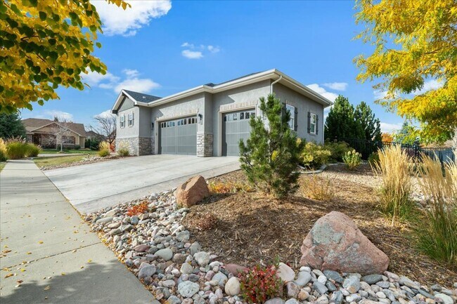 Foto del edificio - Stunning Custom Home in Gated Community!