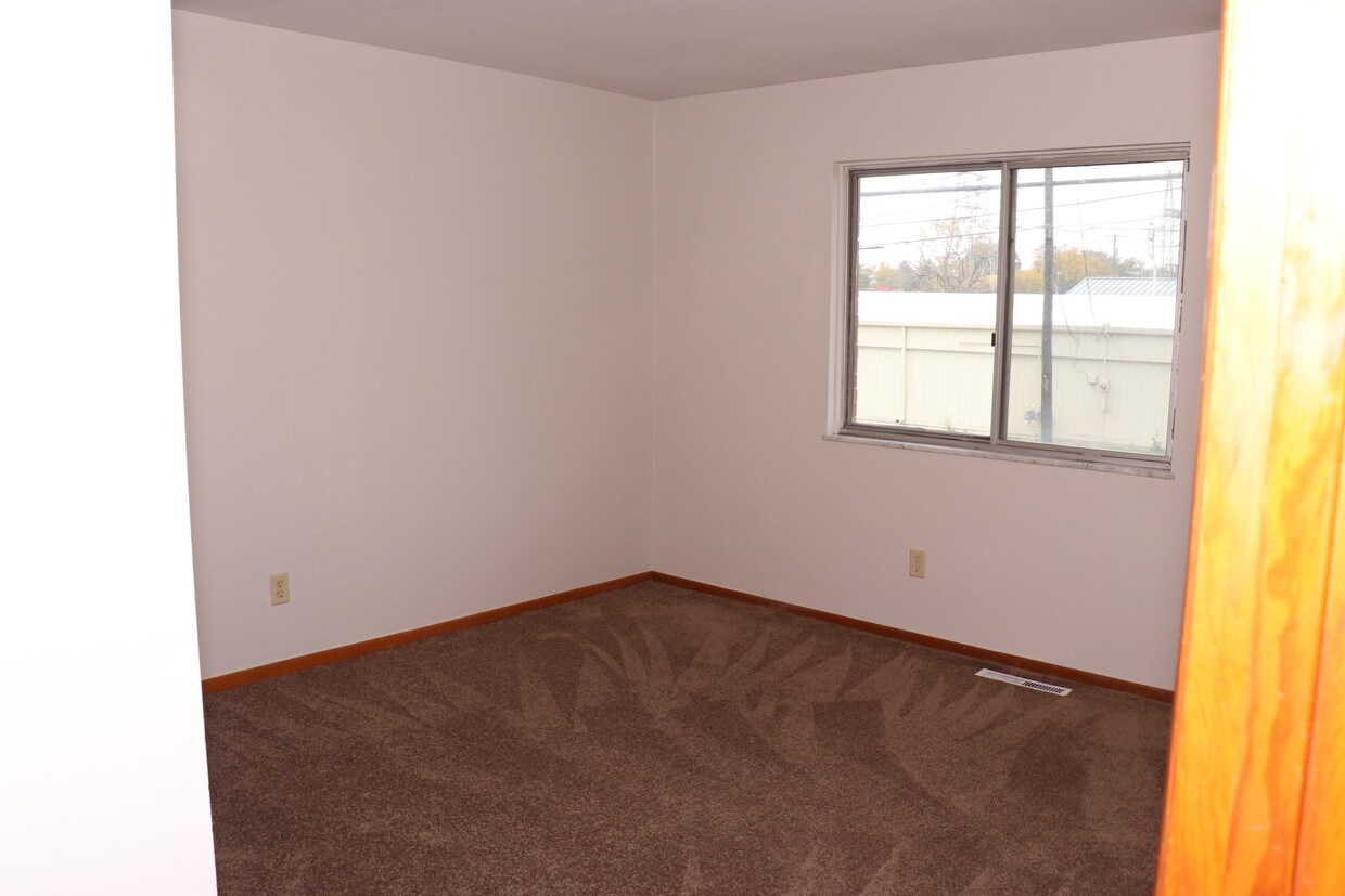 Primary Photo - 448 Mountainbrook Dr