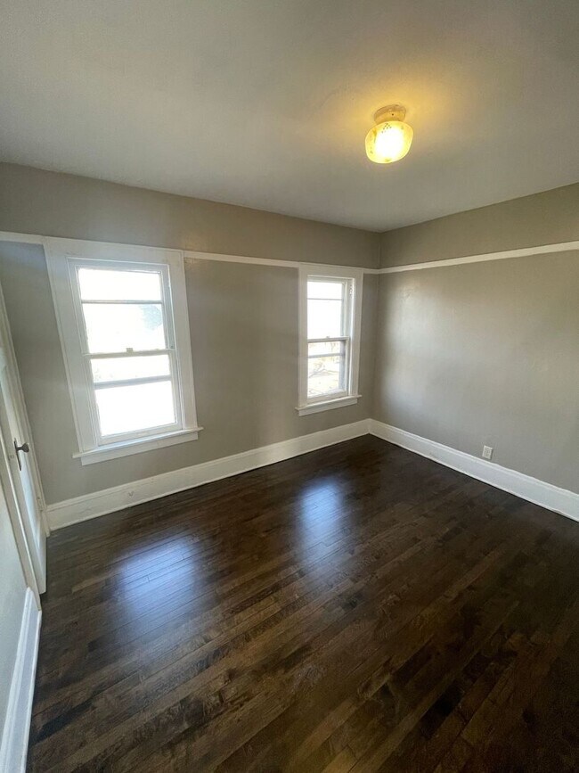 Building Photo - 2419-2421 W Keefe Ave. (Duplex)(ACE PROPERTY)
