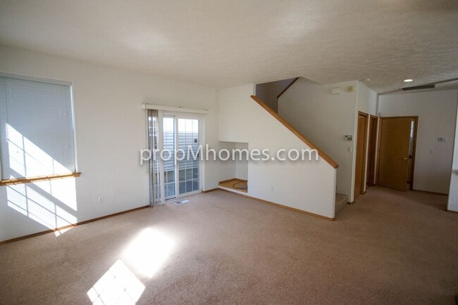 Building Photo - Beautiful Three Bedroom Townhouse - Prime Clackamas Location!