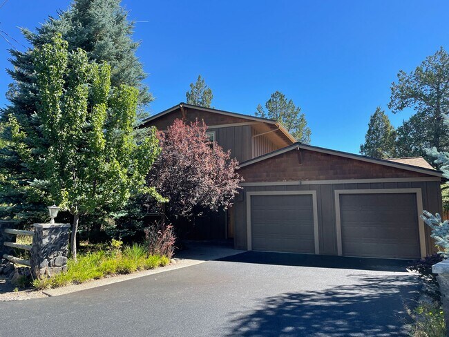 Foto del edificio - Deschutes Riverfront Home in Tumalo | 3 Bed + Office | Landscaping Included