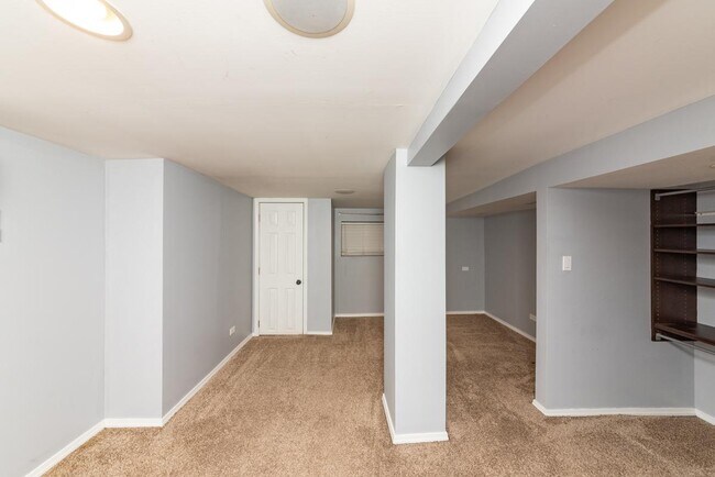 Building Photo - 1 bedroom in Chicago IL 60618