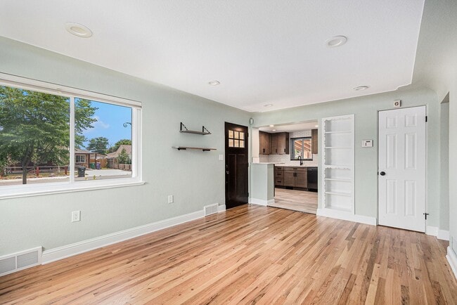 Building Photo - Newly Remodeled 4Bed/2Bath Denver Home