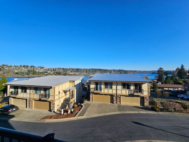 Foto del edificio - Bremerton Townhome with Puget Sound Views