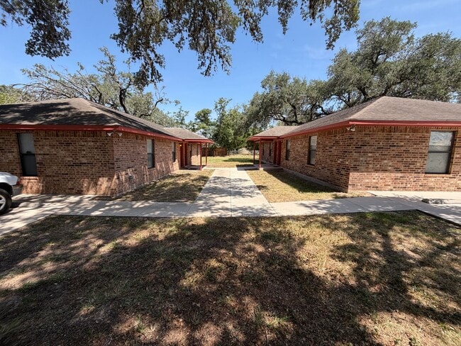 Building Photo - 823 Dallas St