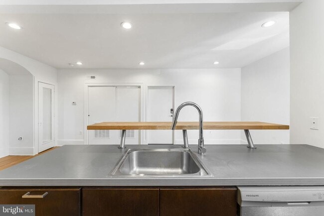 Building Photo - 5150 Ridge Ave