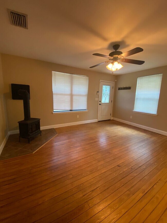 Building Photo - Beautifully Updated 2/2 house!