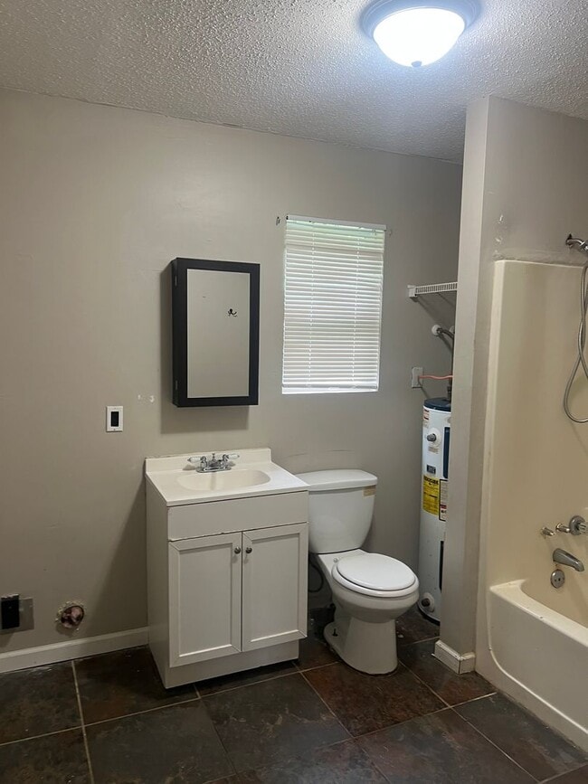 Building Photo - 2 bed 1 bath duplex