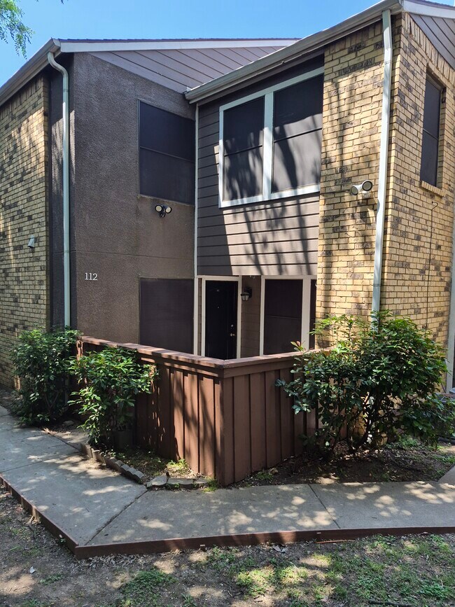 Foto del edificio - 9170 Forest Ln