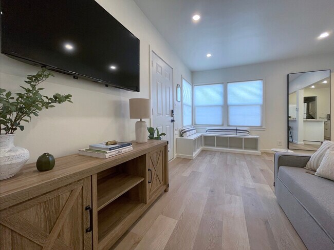 Foto del edificio - 813 W Beach Ave