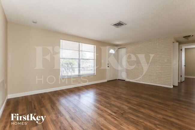 Foto del edificio - 7100 Sandalwood Dr
