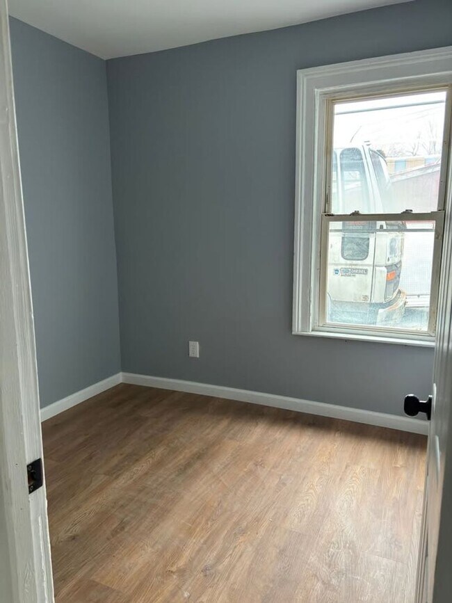 Building Photo - 33 Butler St