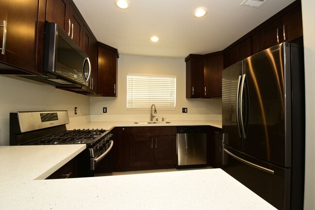 Building Photo - Live In The Heart Of Summerlin 2 Bed 2 Bat...