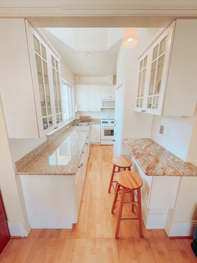 Kitchen & Breakfast Bar - 121 Carl St