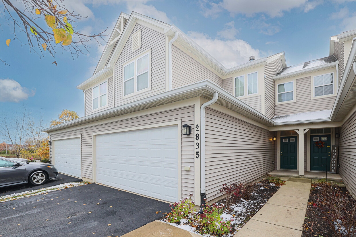2835 Falling Waters Dr, Lindenhurst, IL 60046 Townhome Rentals in
