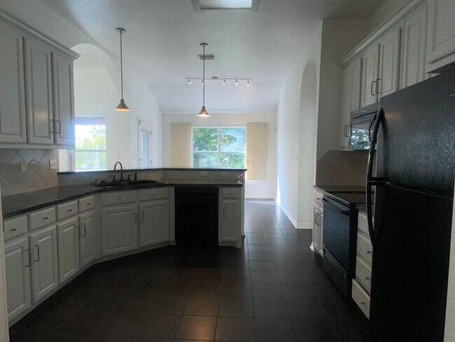 Building Photo - 4 BEDROOM, EASY COMMUTE