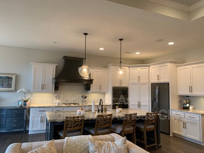 Building Photo - 16620 S Schweiger Dr