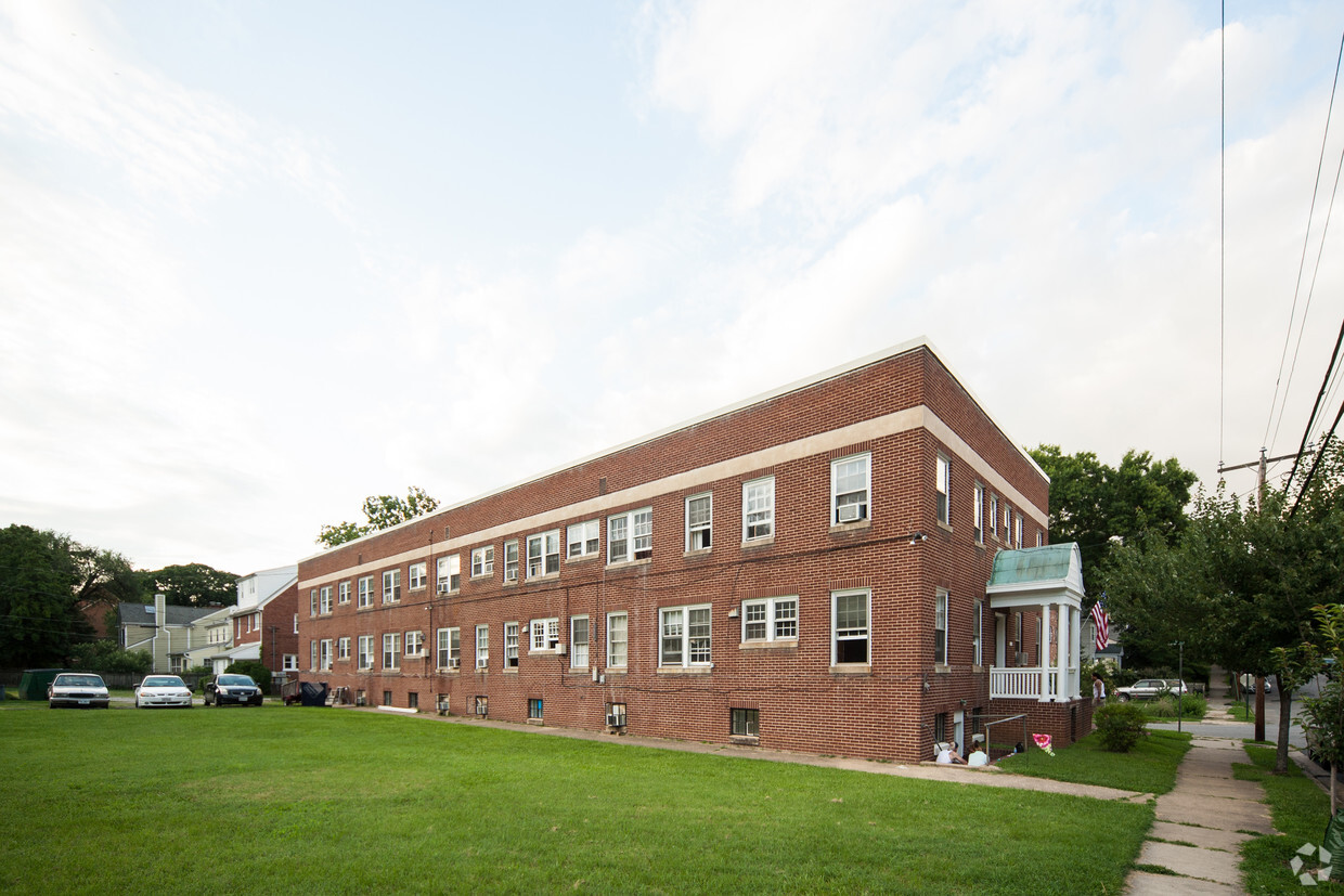 Building Photo - 1200 Kenmore Ave