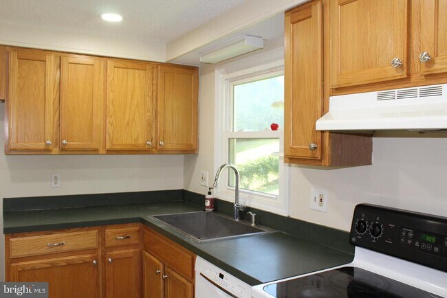 Foto del edificio - 5702 Goucher Dr