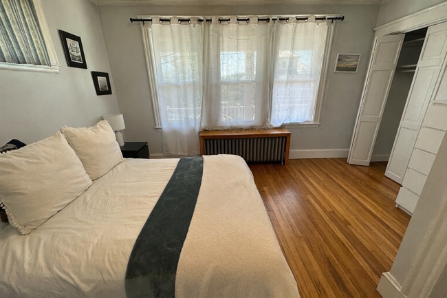 Building Photo - 72 South Crescent Circuit