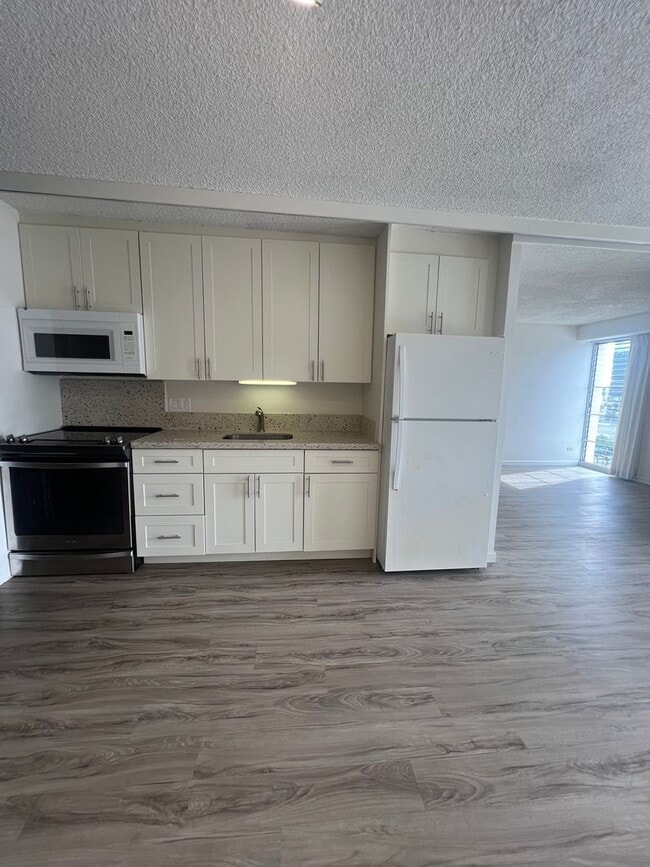 Foto del edificio - 1 Bedroom Kapiolani Manor by Ala Moana with Parking, Pool