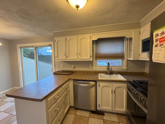 Building Photo - Modern Duplex with Ample Space and Prime H...