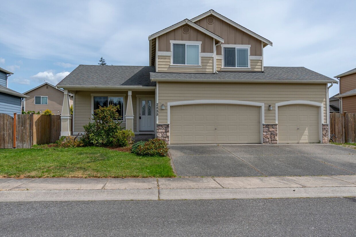 Foto principal - Charming 3-Bedroom Home Across from Nature...