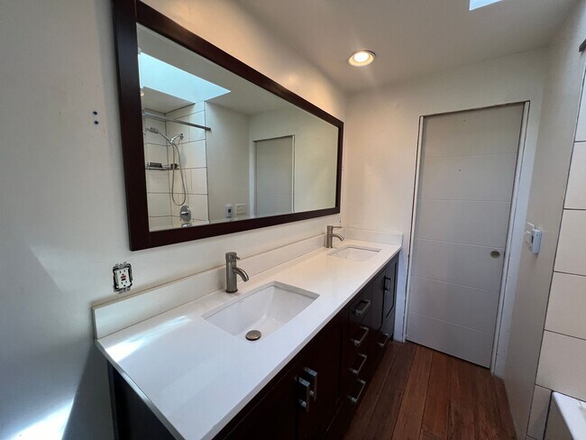 Building Photo - Charming Three Bedroom Home