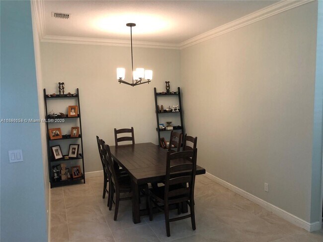 Building Photo - 3310 Lakeside Dr