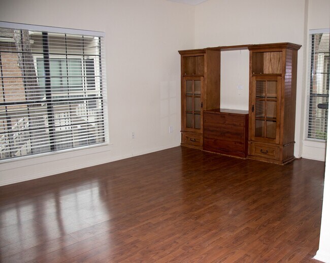 Livingroom - 2001 Bering Dr