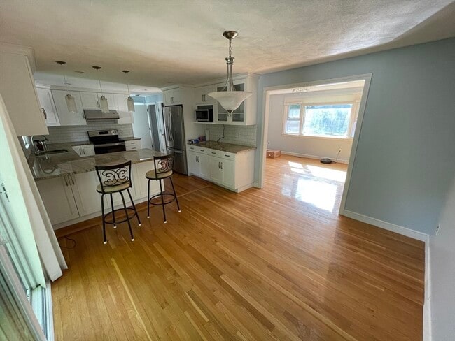 Building Photo - 18 Charles St