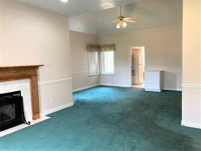 Building Photo - 209 W High Sierra Dr