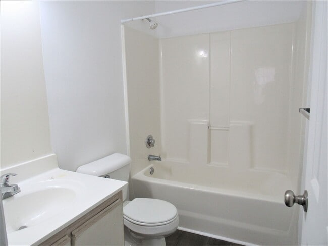 Building Photo - 300 Meadowbrook Ln