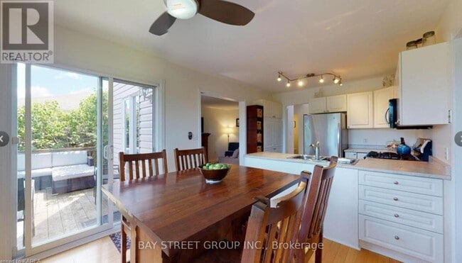 Building Photo - 551 Sackville Crescent