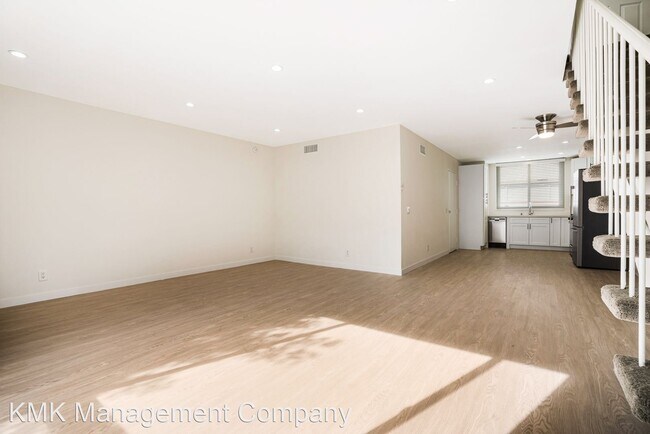 Building Photo - 3 br, 2 bath Apartment - 1558-76 1/2 S. Bu...