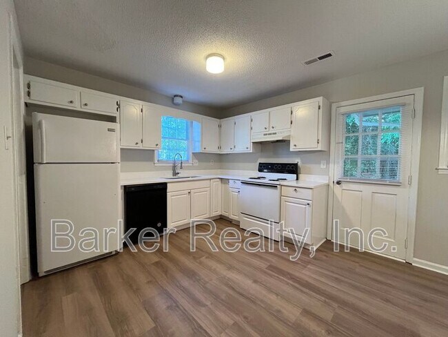 Foto del edificio - 8711 Chapel Hill Rd