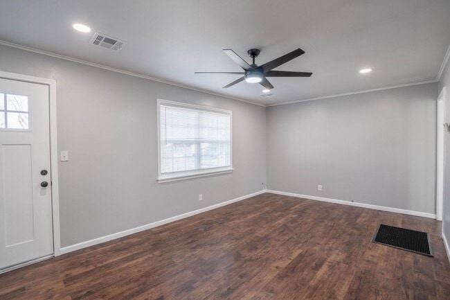 Building Photo - Beautifully Redone 2 Bedroom House! Available for Immediate Move in!
