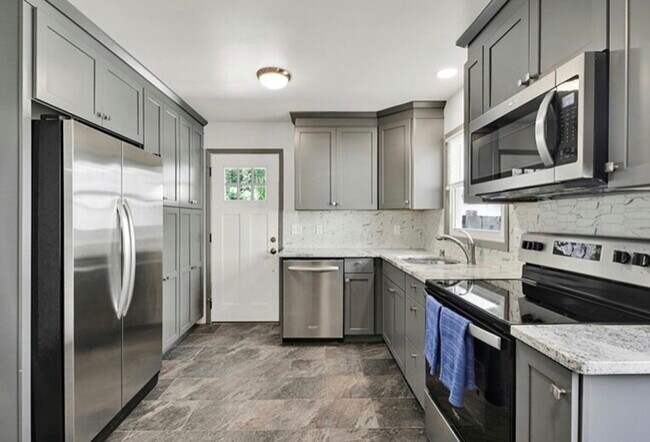 Foto del edificio - 6639 Hillside Ln