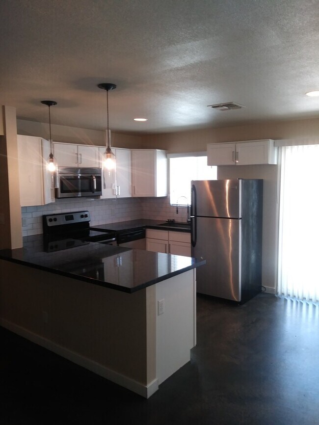 Building Photo - Urban Chic Two-Bedroom For Lease!!