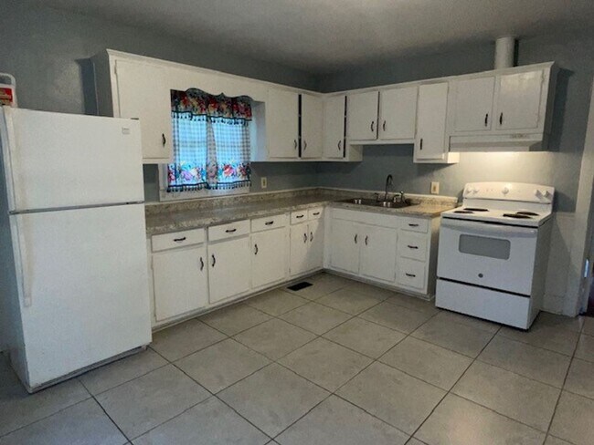 Building Photo - 3 Bedroom 1 Bath Ready to move in!