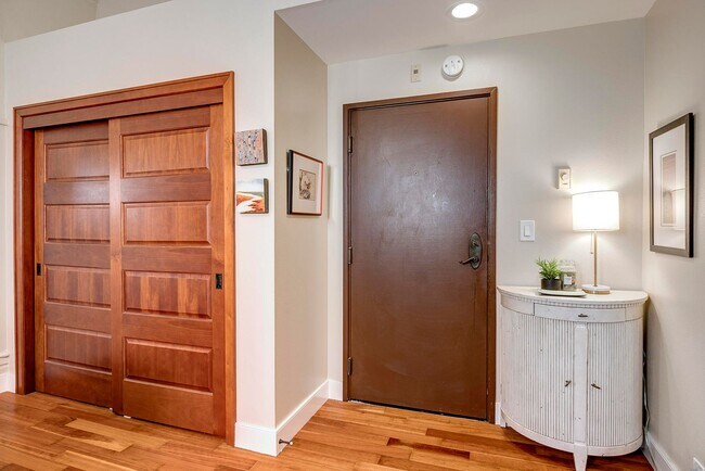Foto del edificio - Historic Queen Anne Studio | Space Needle Views + Reserved Parking + W/S/G Incl