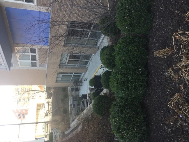 Building Photo - 210 N 17th St