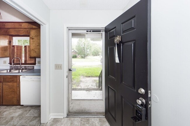 Building Photo - 3 Bedroom 2 Bath Home in Briarwood - Summe...