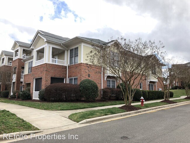 Foto del edificio - 828 Waterford Lake Dr