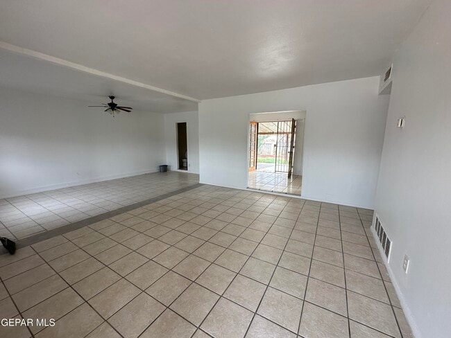 Building Photo - 10008 Nesbit Ave