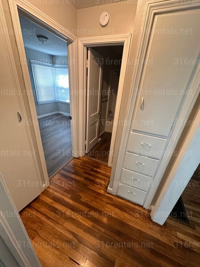 Building Photo - $950 - 2 bedroom / 1 bathroom home with a bonus loft!