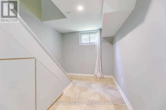 Building Photo - 2048 Edinburgh Dr